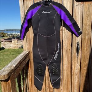 Black Zippered women’s scuba wet suit. Size 12